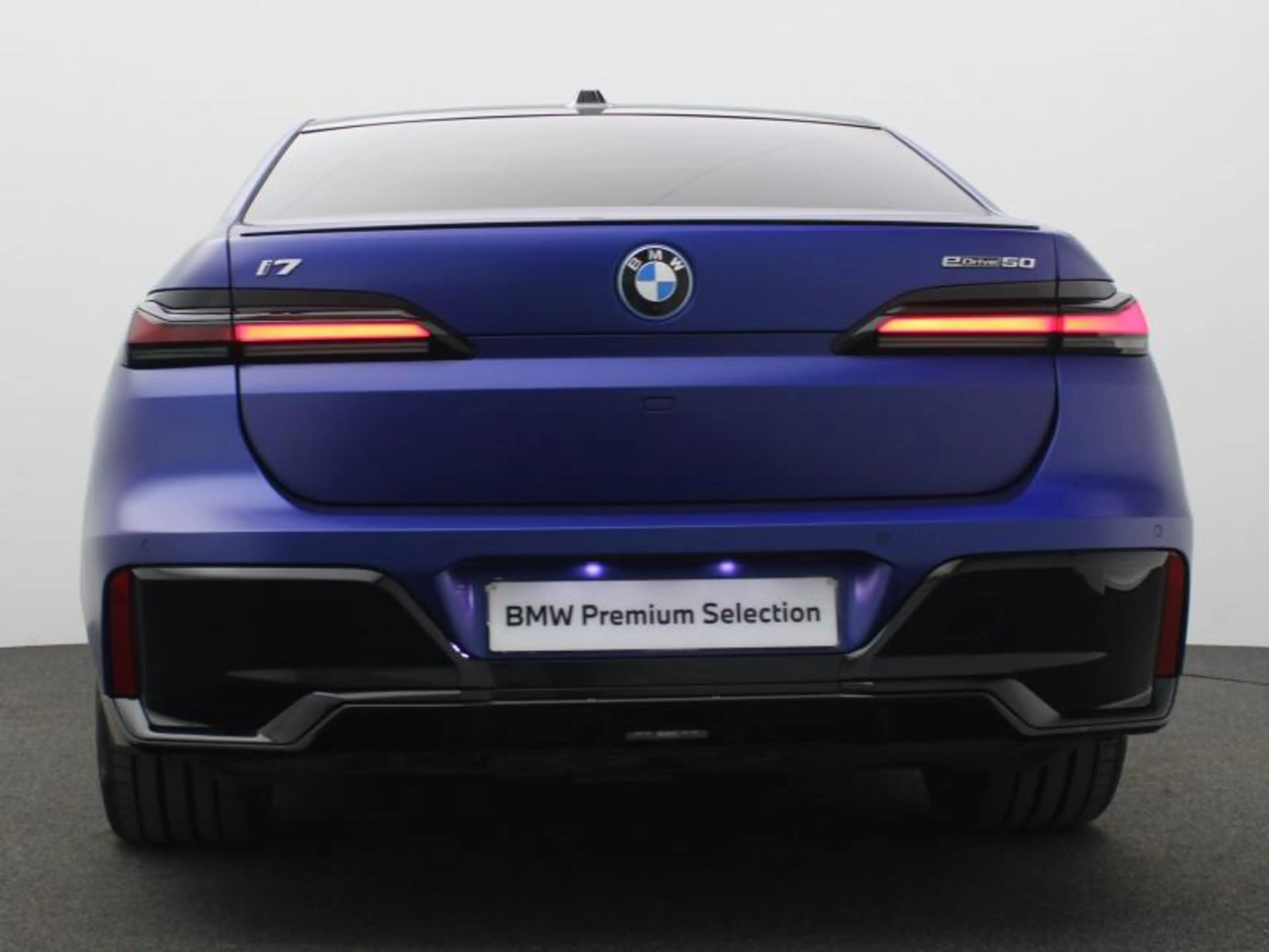 BMW i7 UNIEK - FROZEN MARINA BAY - MEGA FULL — photo 4