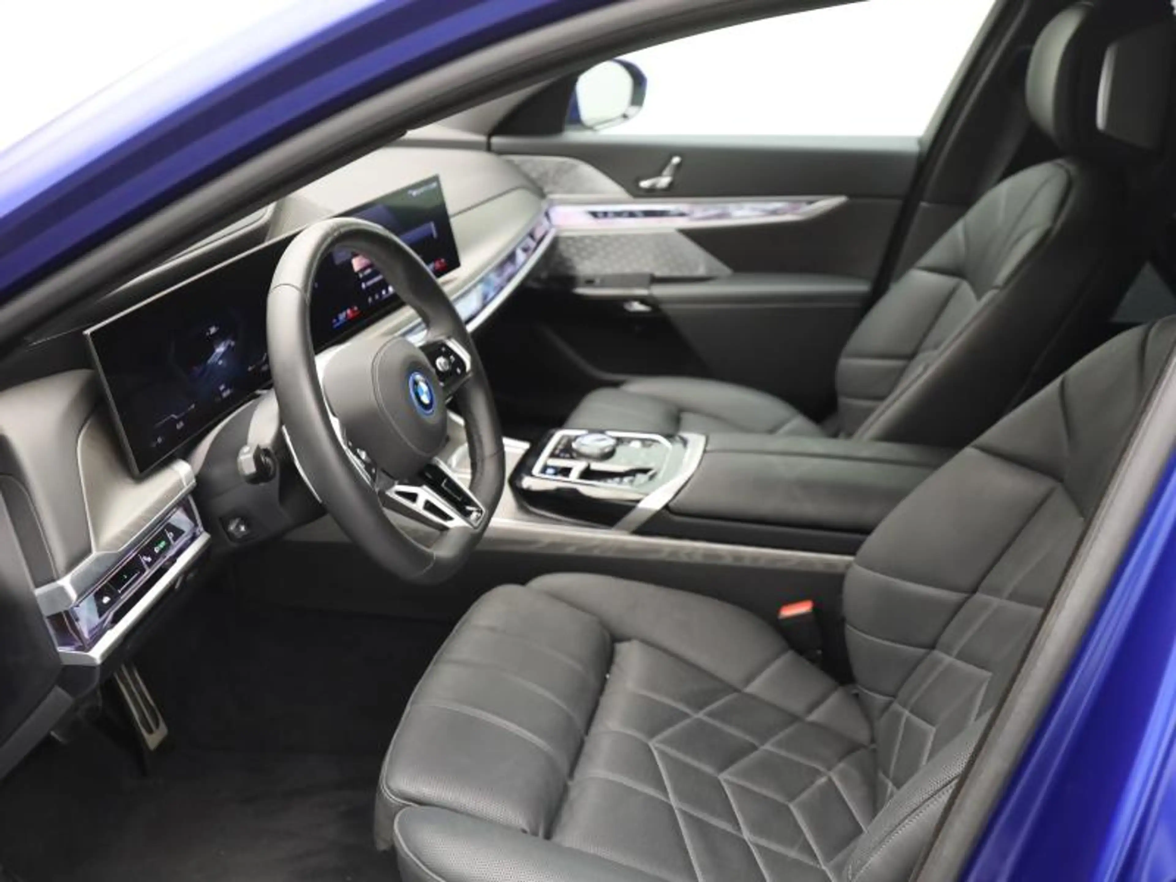BMW i7 UNIEK - FROZEN MARINA BAY - MEGA FULL — photo 6