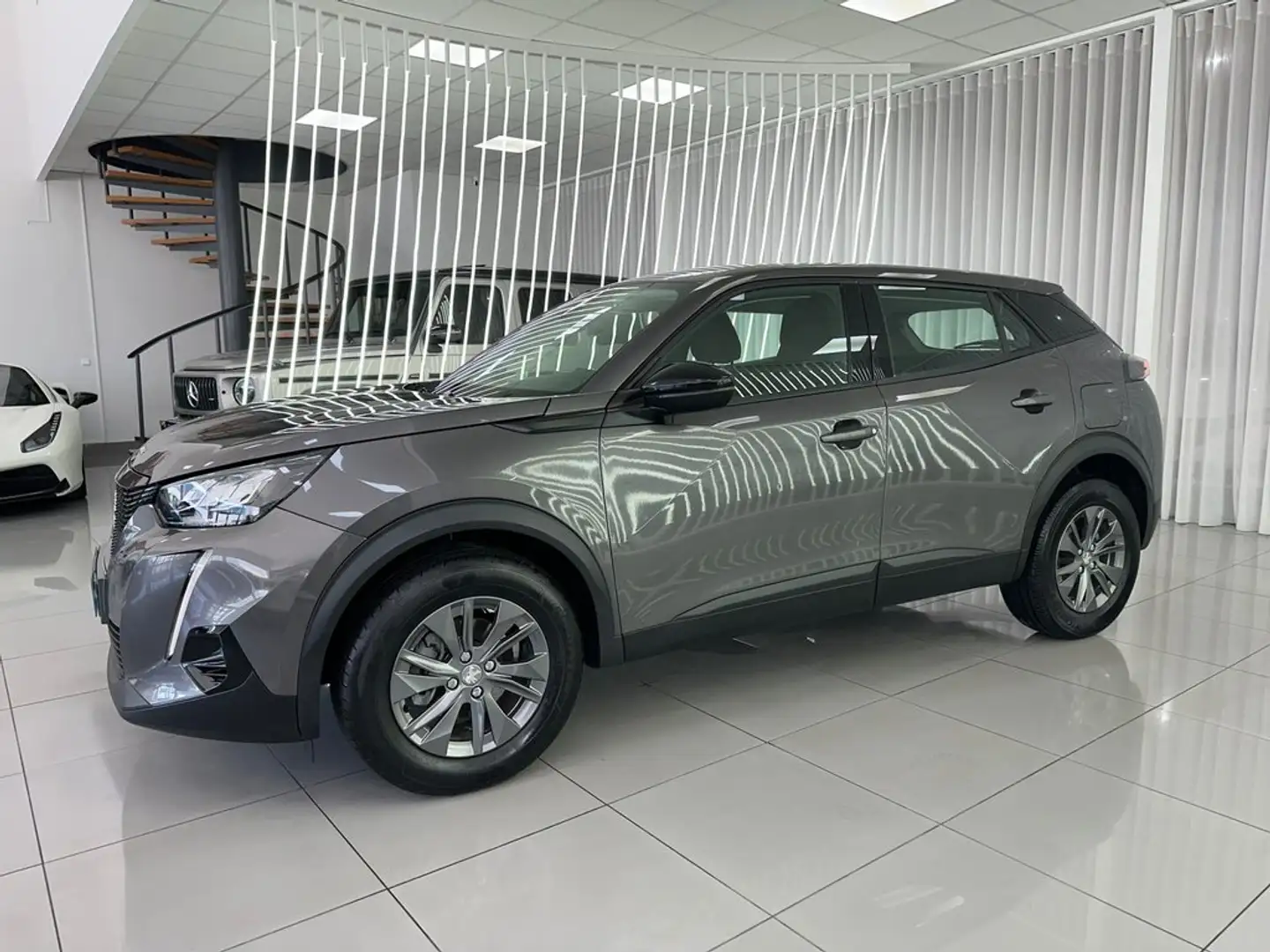 Peugeot 2008 Active Pack BlueHDI 81kW (110CV) Gris - 2