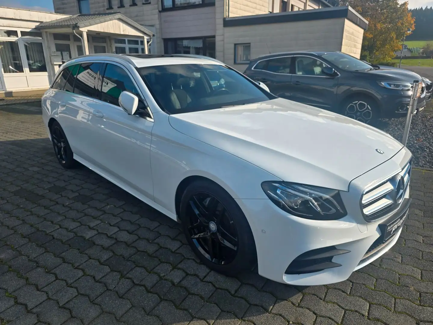 Mercedes-Benz E 220 d T AMG Line NAVI LED KAMERA Blanc - 2