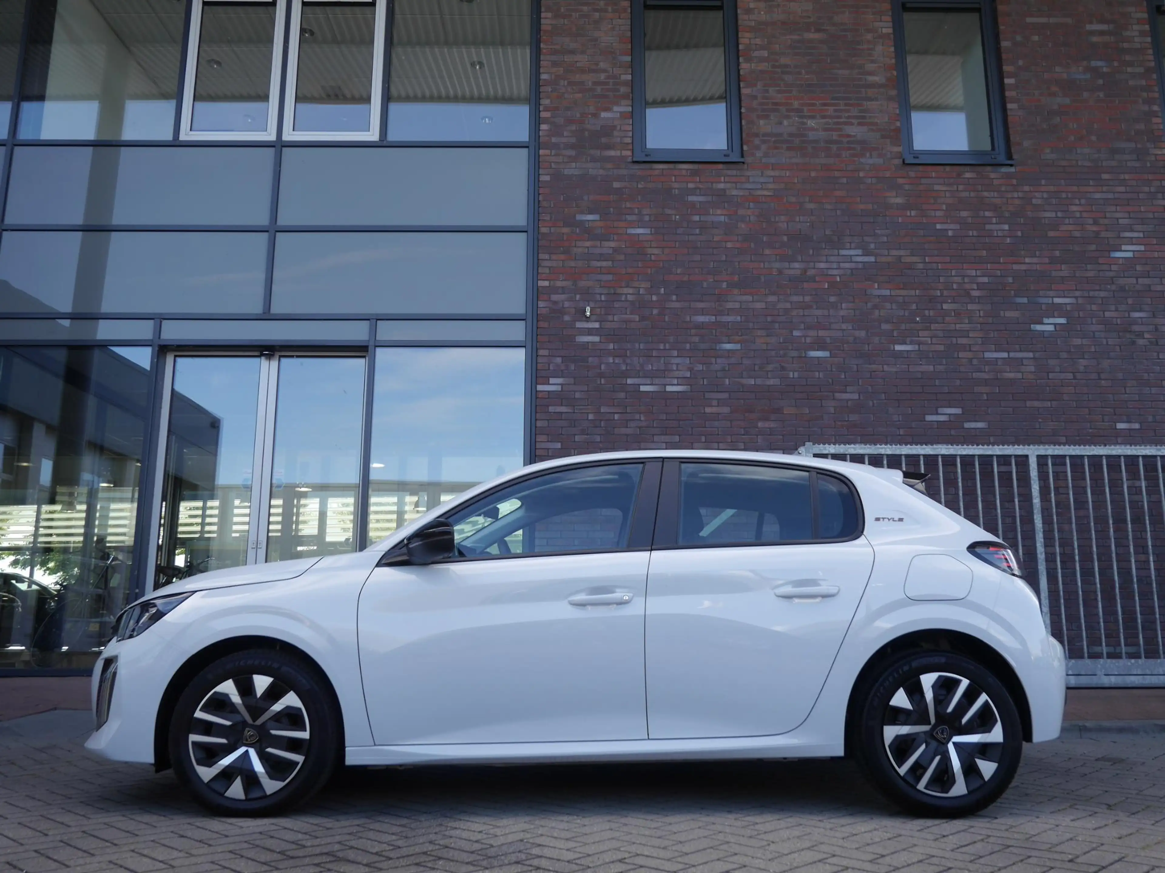 Peugeot 208 1.2 PureTech 100 Style | Lage km.stand | Airco | C — photo 5
