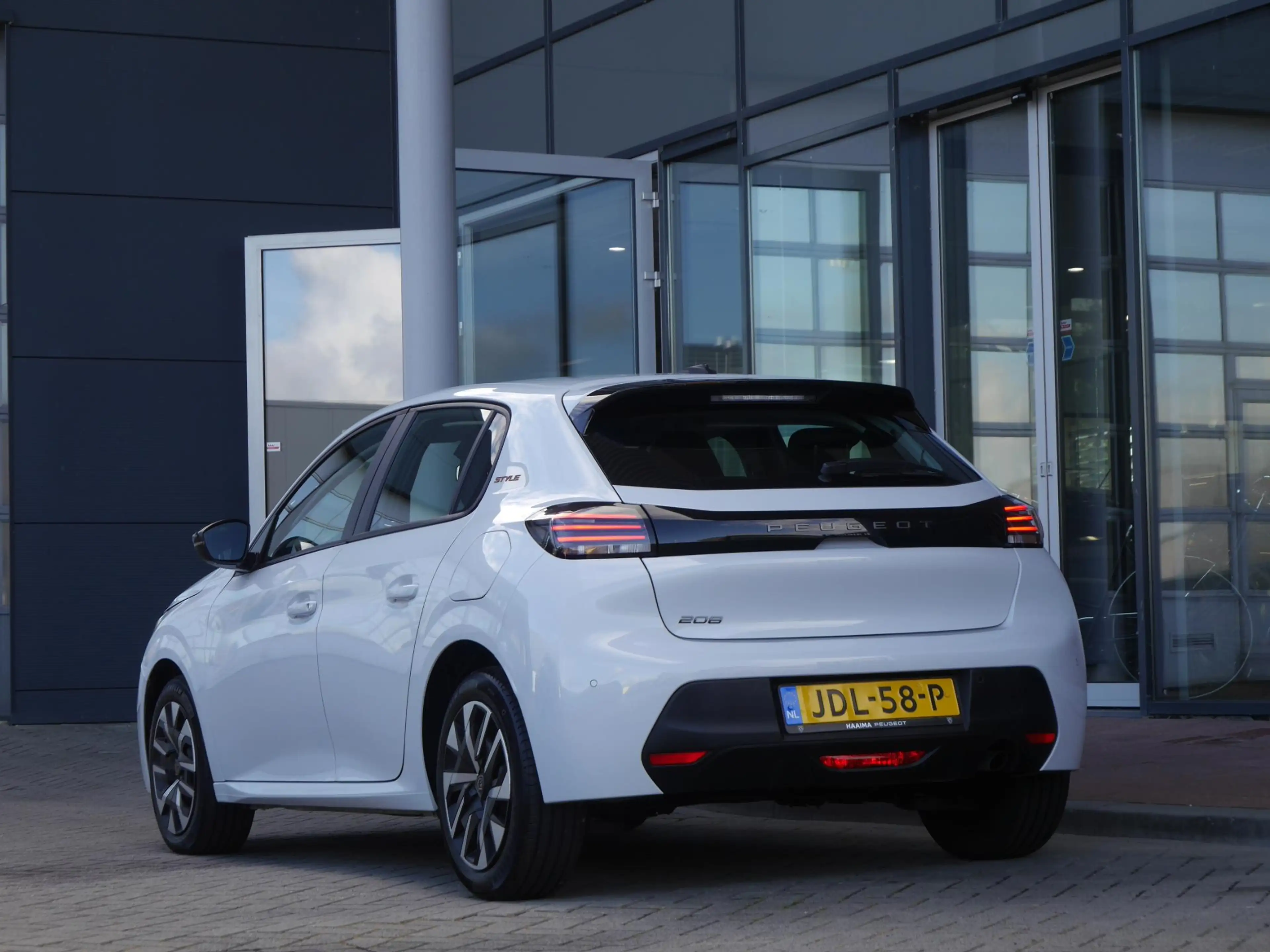 Peugeot 208 1.2 PureTech 100 Style | Lage km.stand | Airco | C — photo 6
