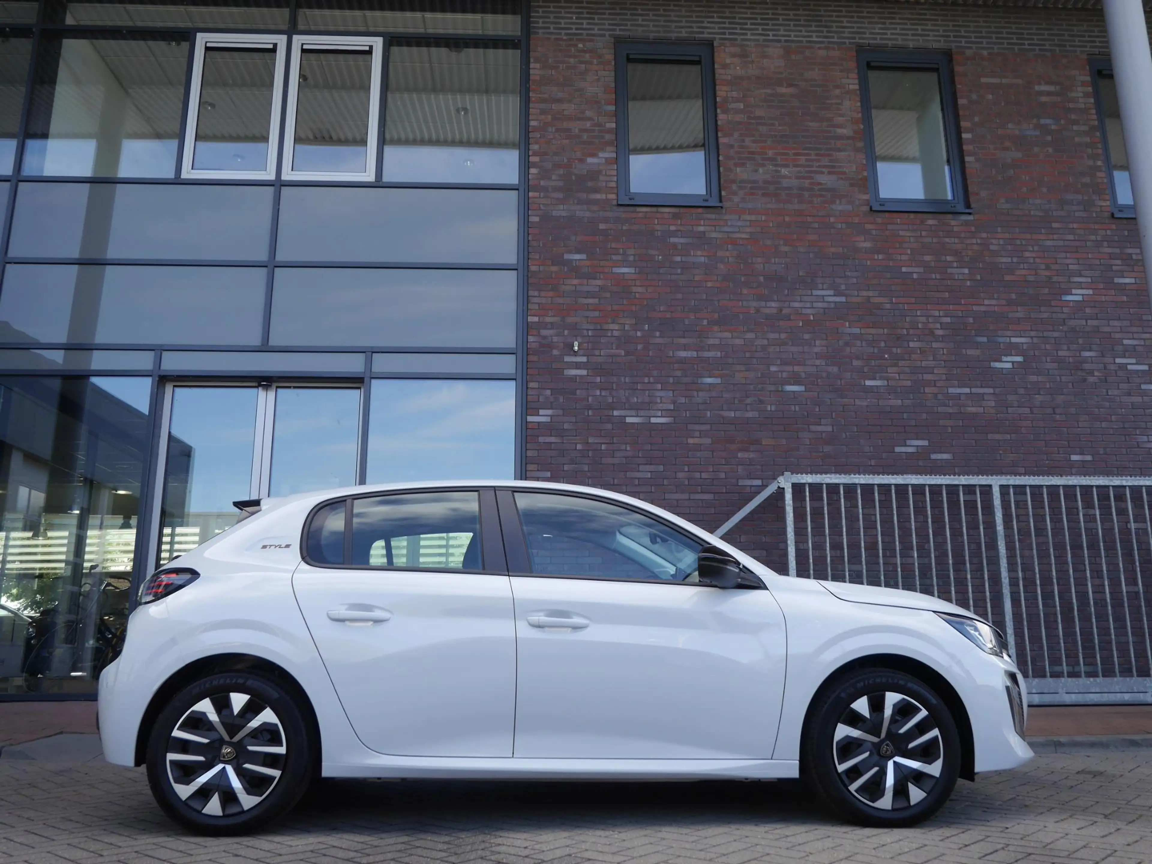 Peugeot 208 1.2 PureTech 100 Style | Lage km.stand | Airco | C — photo 2