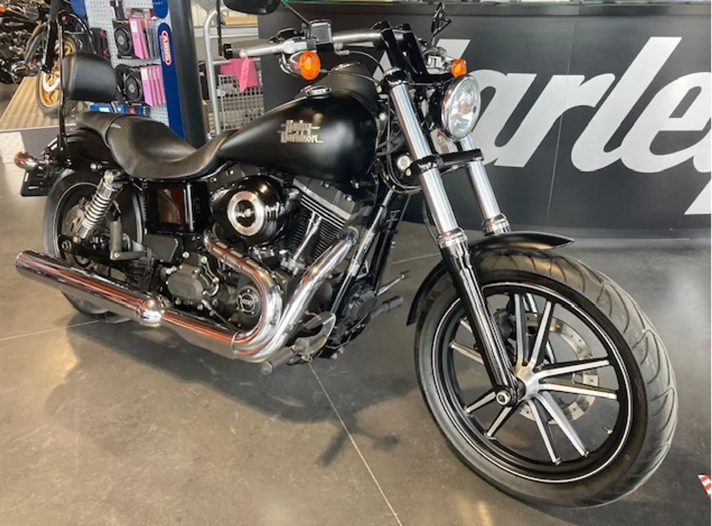 Harley-Davidson Street Bob SP Negro - 2