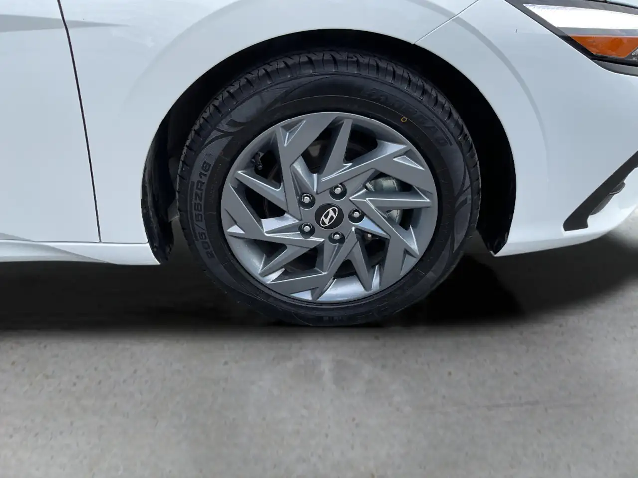 Hyundai ELANTRA снимка Hyundai ELANTRA