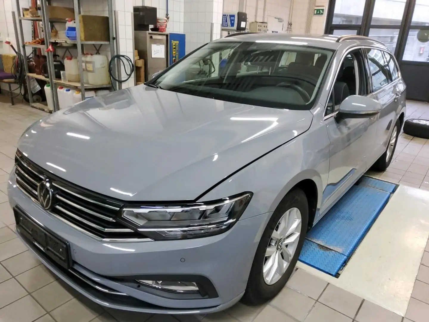 Volkswagen Passat Variant 2.0 TDI DSG BUSINESS +LED +RKAM +ACC +APP-CONN +N Gris - 2