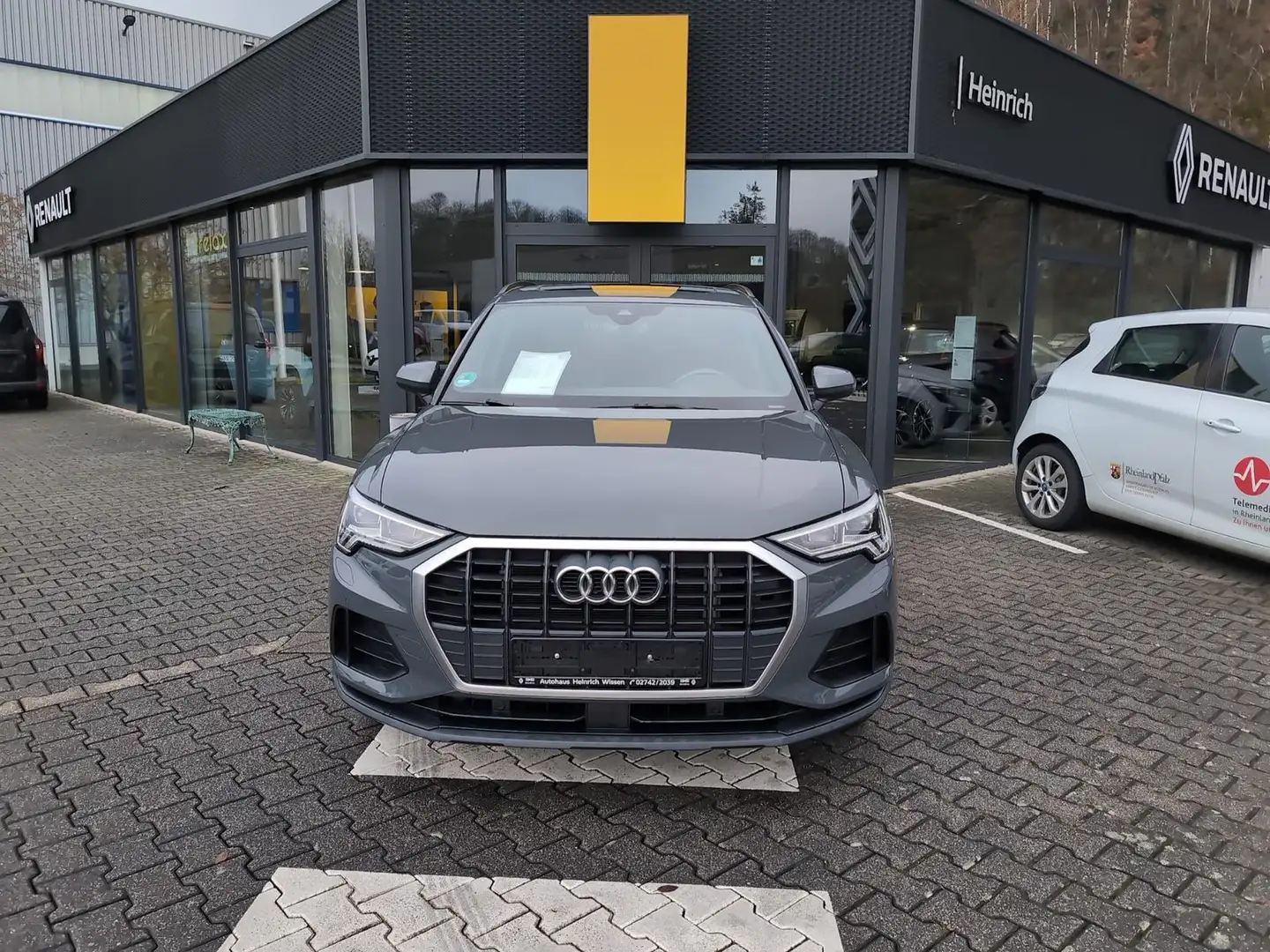 Audi Q3 45 TFSI e basis Navi PDC Kamera Klima Szürke - 1