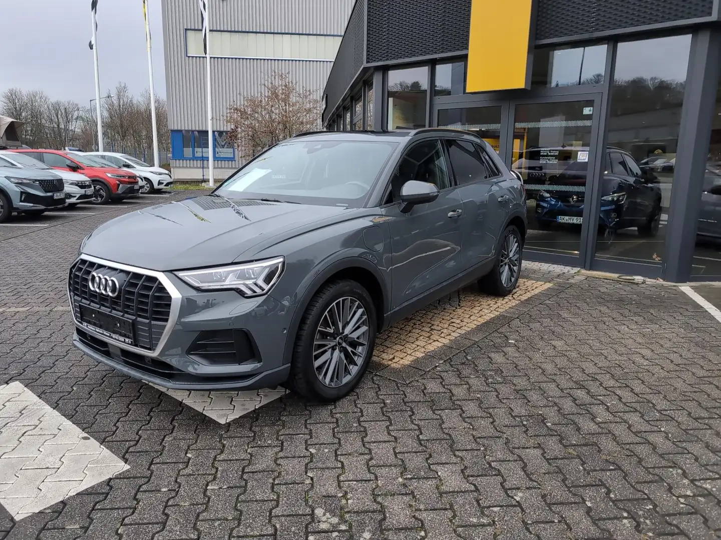 Audi Q3 45 TFSI e basis Navi PDC Kamera Klima Szürke - 2