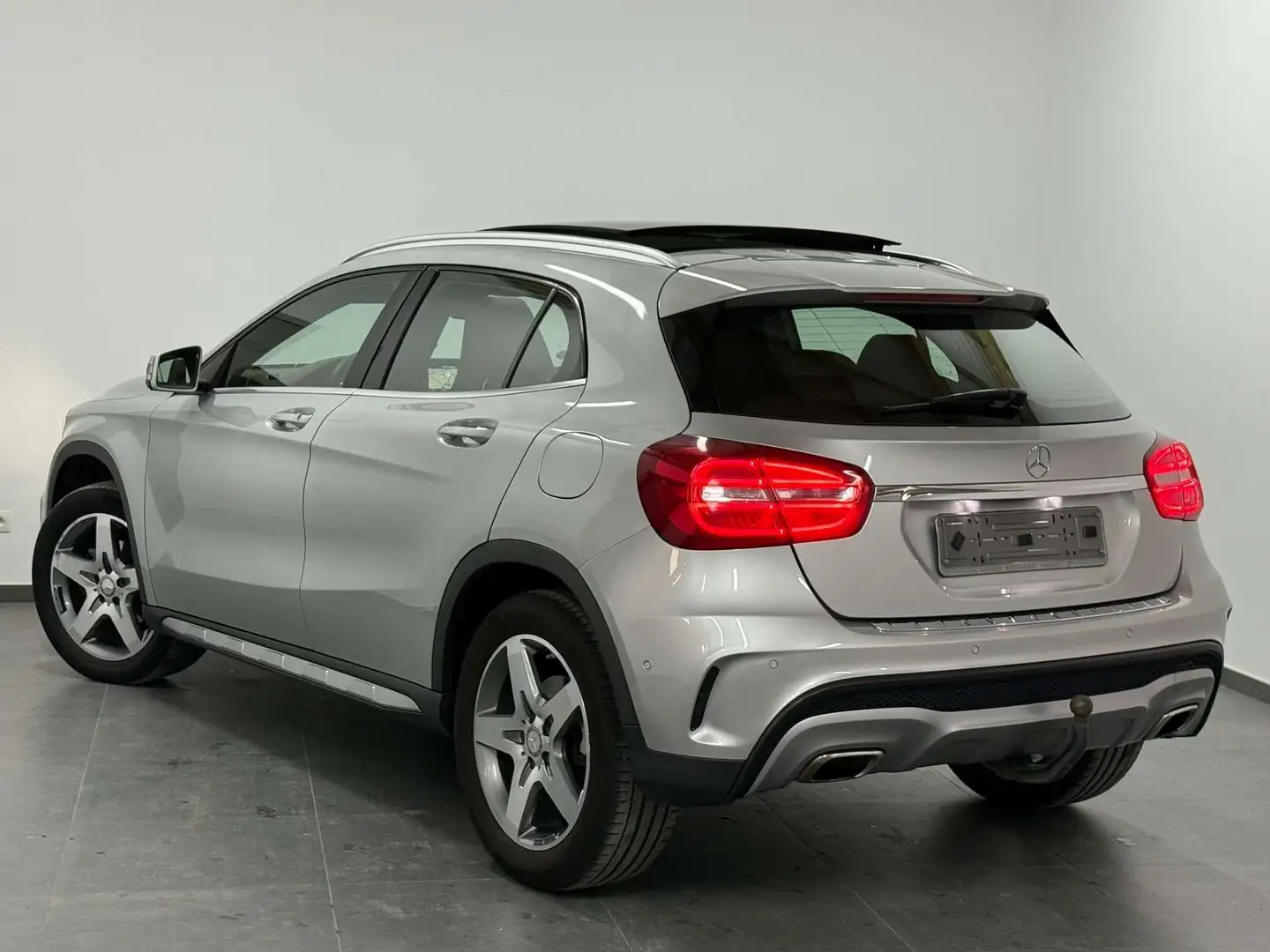Mercedes-Benz GLA 180 PACK AMG - EU6 - LED - NAVI - TOIT PANO Grijs - 2
