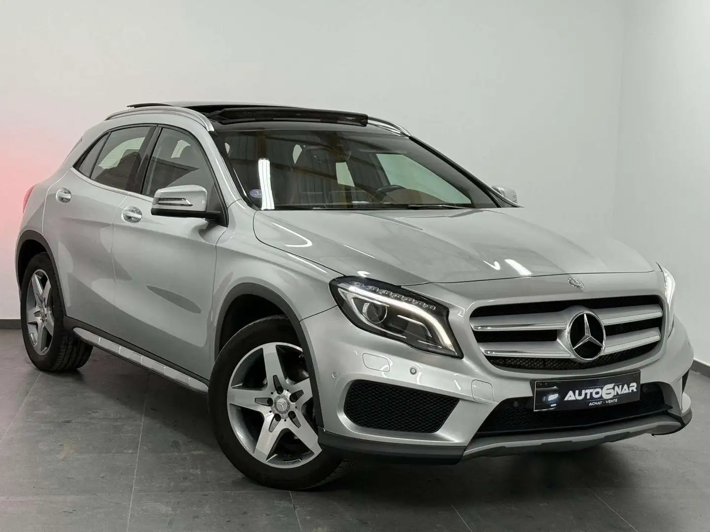 Mercedes-Benz GLA 180 PACK AMG - EU6 - LED - NAVI - TOIT PANO Grijs - 1