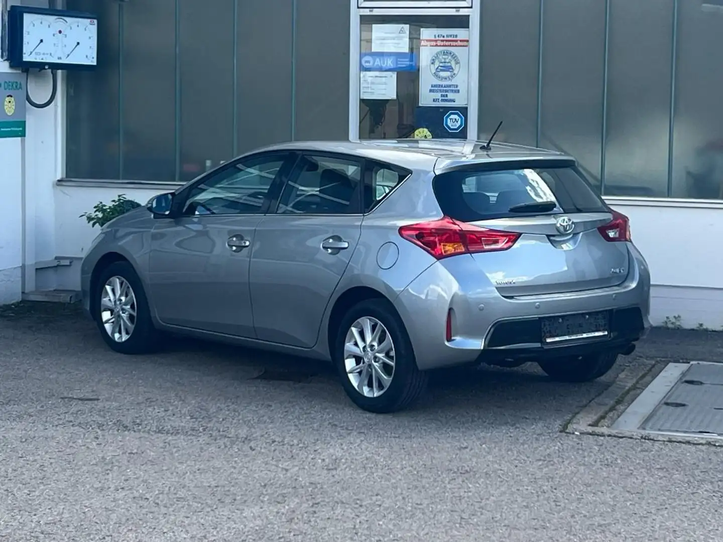 Toyota Auris Start Edition 6-Gang 1,6ltr. nur 83000 KM 1. Hand Grijs - 2