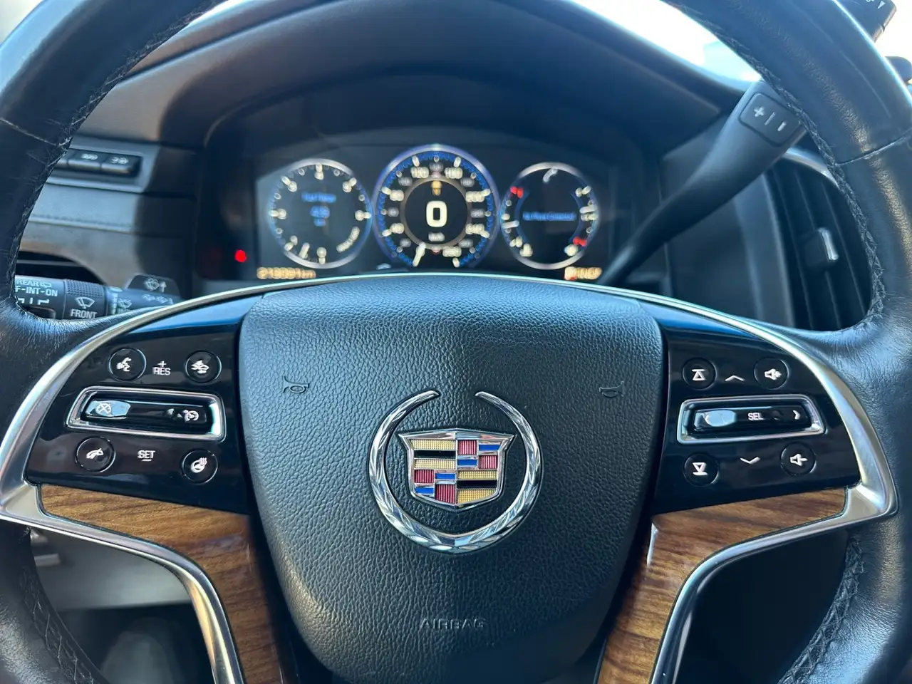 Cadillac Escalade снимка Cadillac Escalade