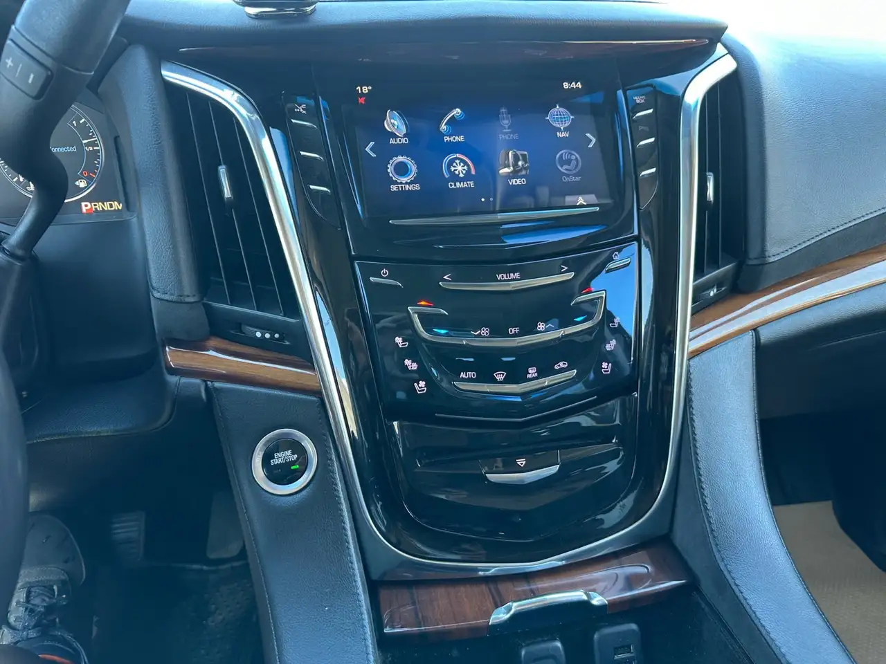 Cadillac Escalade снимка Cadillac Escalade