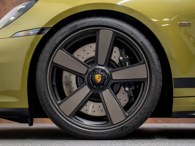 Porsche 992 view 15