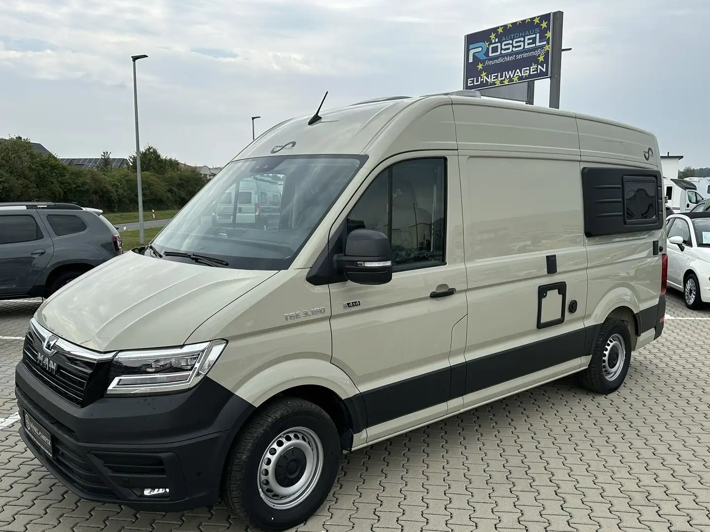 MegaMobil Mega Lounge 600 S MAN 4X4 Autom. ACC Truma Combi Grau - 1