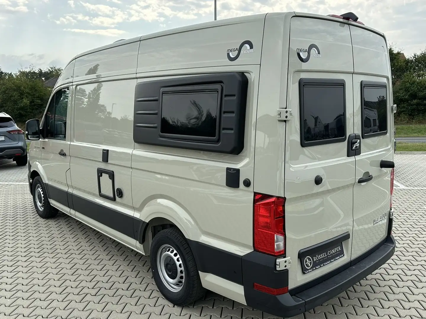 MegaMobil Mega Lounge 600 S MAN 4X4 Autom. ACC Truma Combi Grau - 2