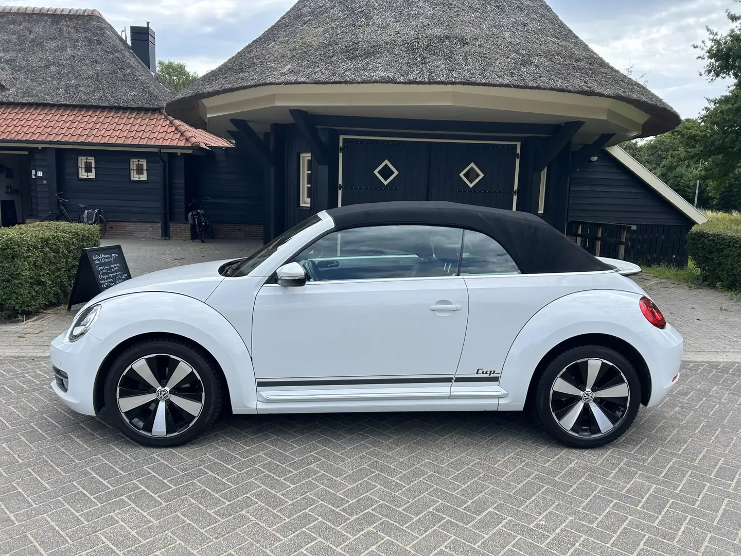 Volkswagen Beetle Cabriolet 1.2 TSI Trend BlueMotion Cup Clima Cruis Wit - 2