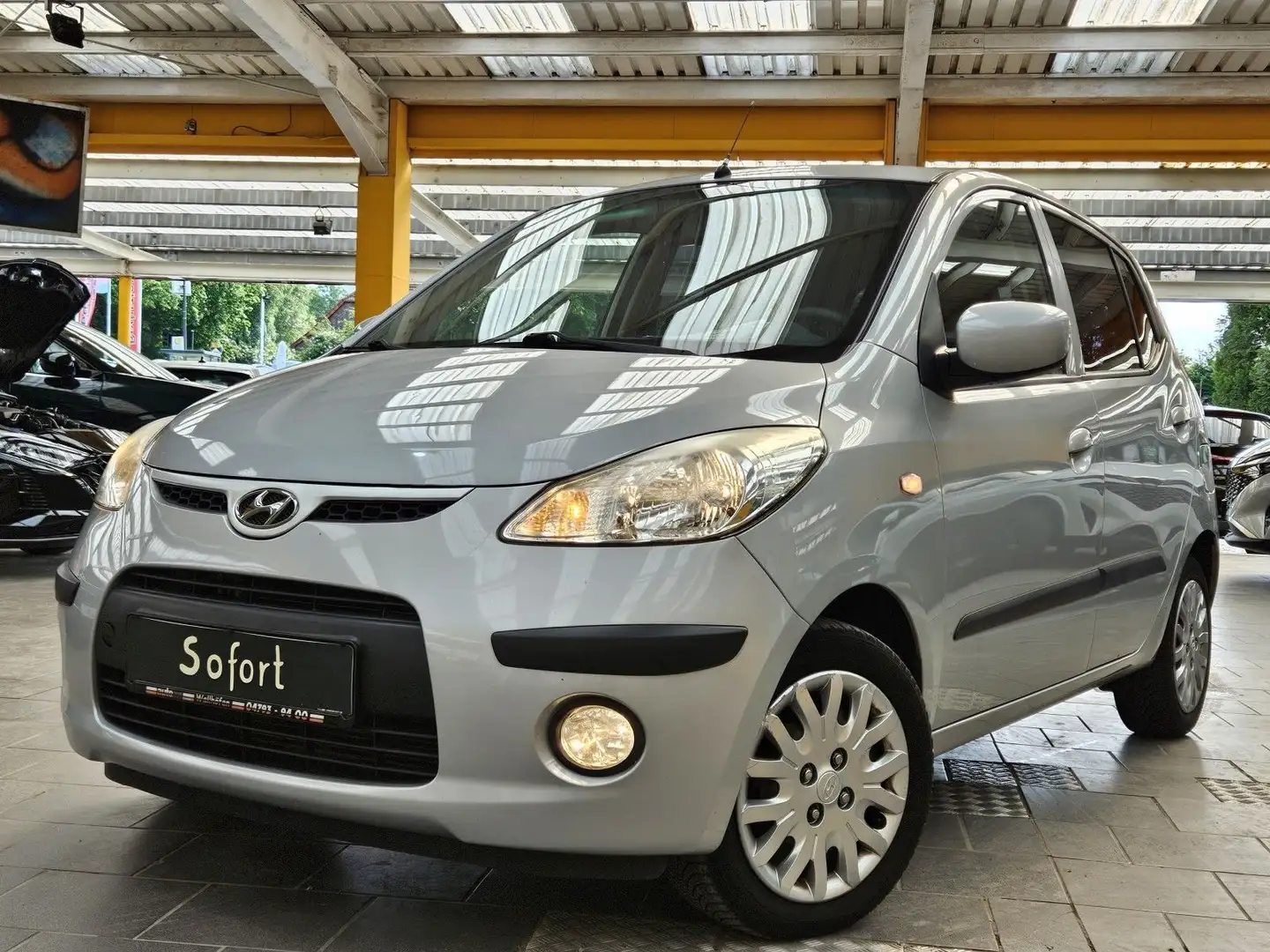 Hyundai i10 1,1i Classic 2.Hand mit Scheckheft Klima TÜV Zilver - 1