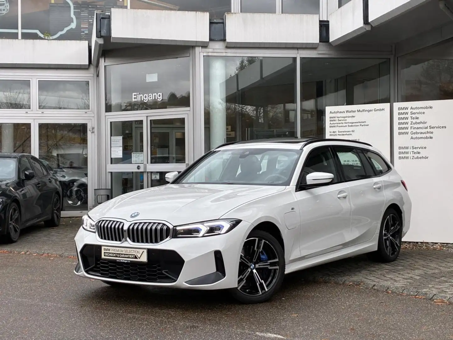 BMW 330 e T M Sport FACELIFT HUD PanoD.SuView.H/K AHK Weiß - 2