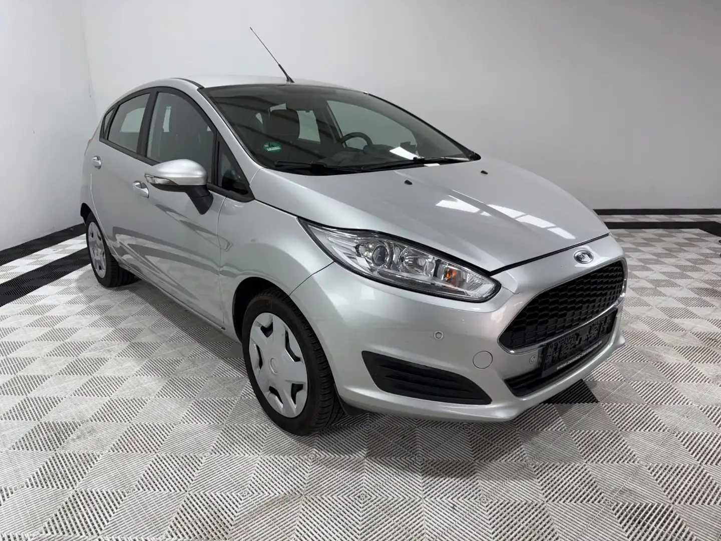 Ford Fiesta 1,0 59kW Trend°Navi°Klima°1 Hand°196 Grijs - 2