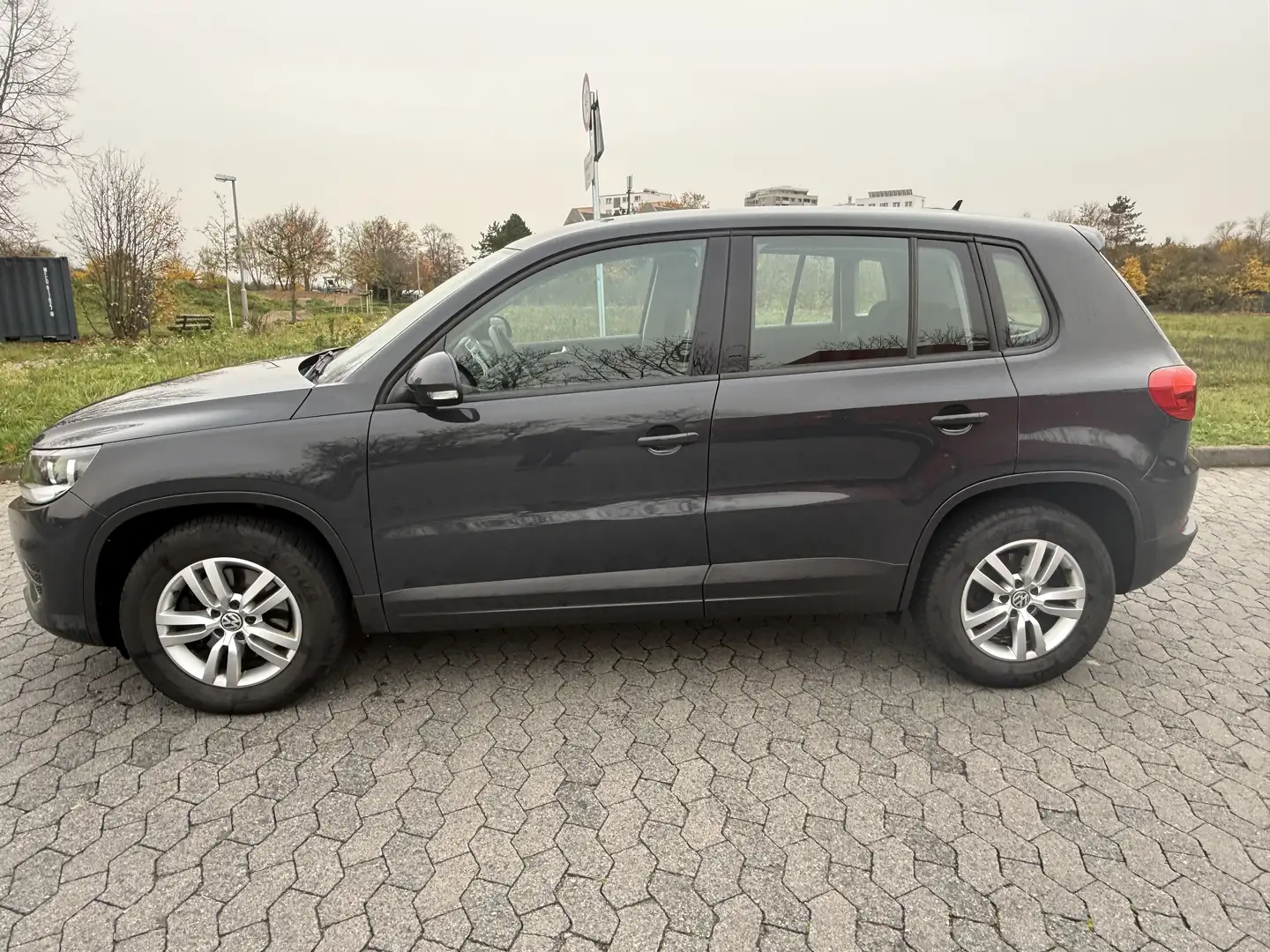 Volkswagen Tiguan Trend 1 Hand 80.000 km Alufelgen Allwetterreifen Grau - 1