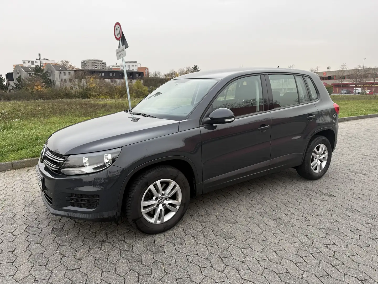 Volkswagen Tiguan Trend 1 Hand 80.000 km Alufelgen Allwetterreifen Grau - 2
