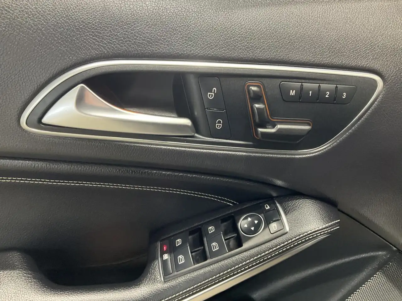 Mercedes-Benz GLA снимка Mercedes-Benz GLA