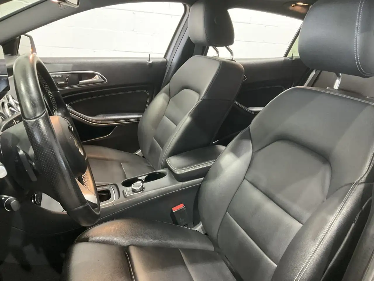 Mercedes-Benz GLA снимка Mercedes-Benz GLA