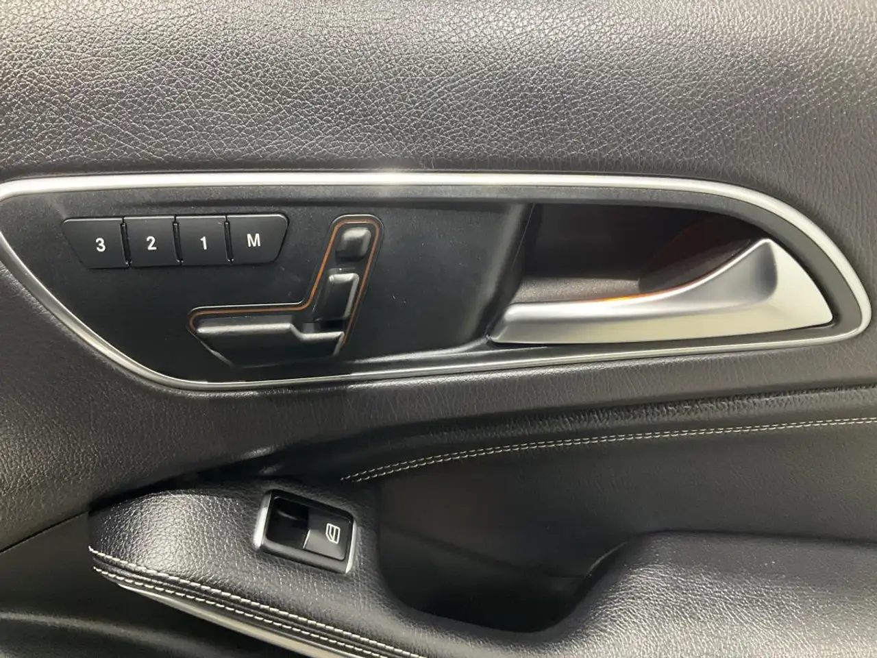 Mercedes-Benz GLA снимка Mercedes-Benz GLA