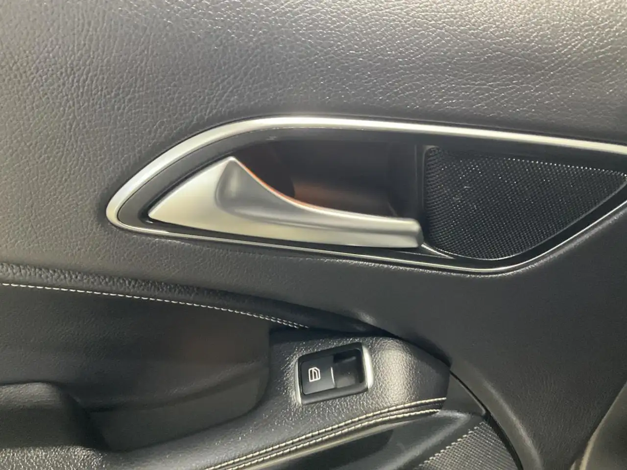 Mercedes-Benz GLA снимка Mercedes-Benz GLA