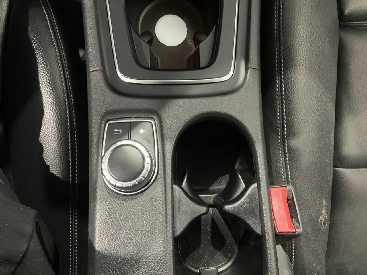 Mercedes-Benz GLA снимка Mercedes-Benz GLA