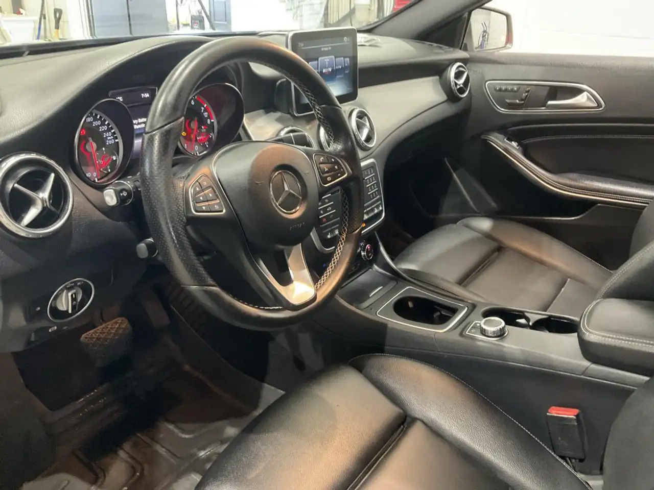 Mercedes-Benz GLA снимка Mercedes-Benz GLA