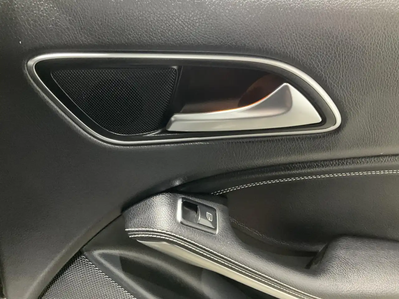 Mercedes-Benz GLA снимка Mercedes-Benz GLA