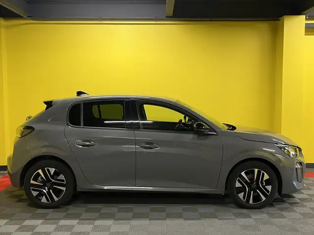 Peugeot 208 view 11