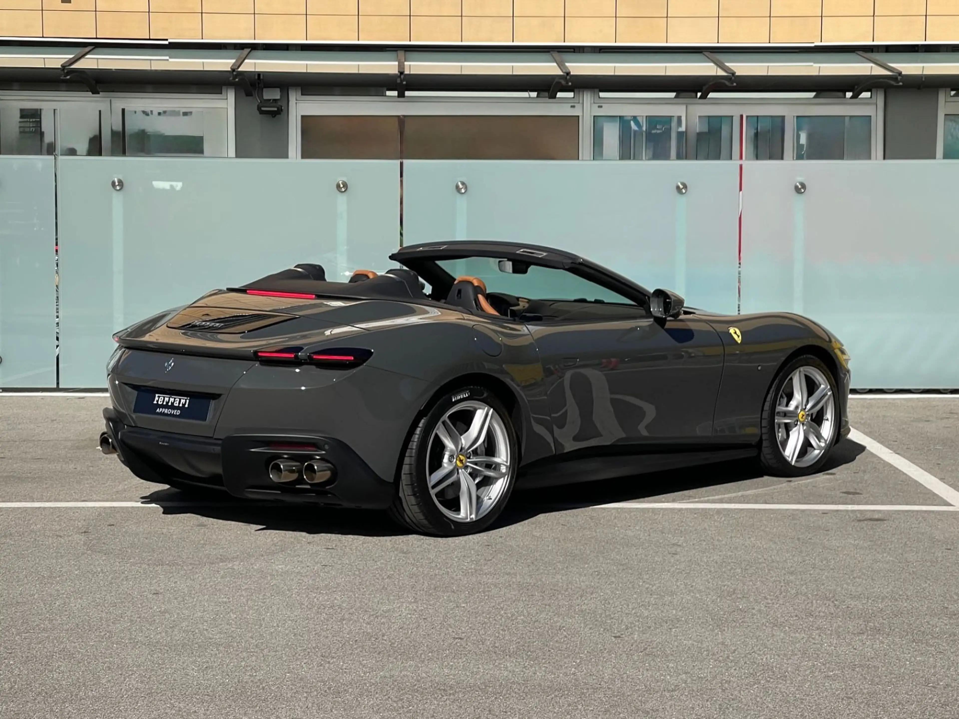 Ferrari Roma Spider*Grigio Scuro*Daytona Sitzdesign*2025 — photo 2