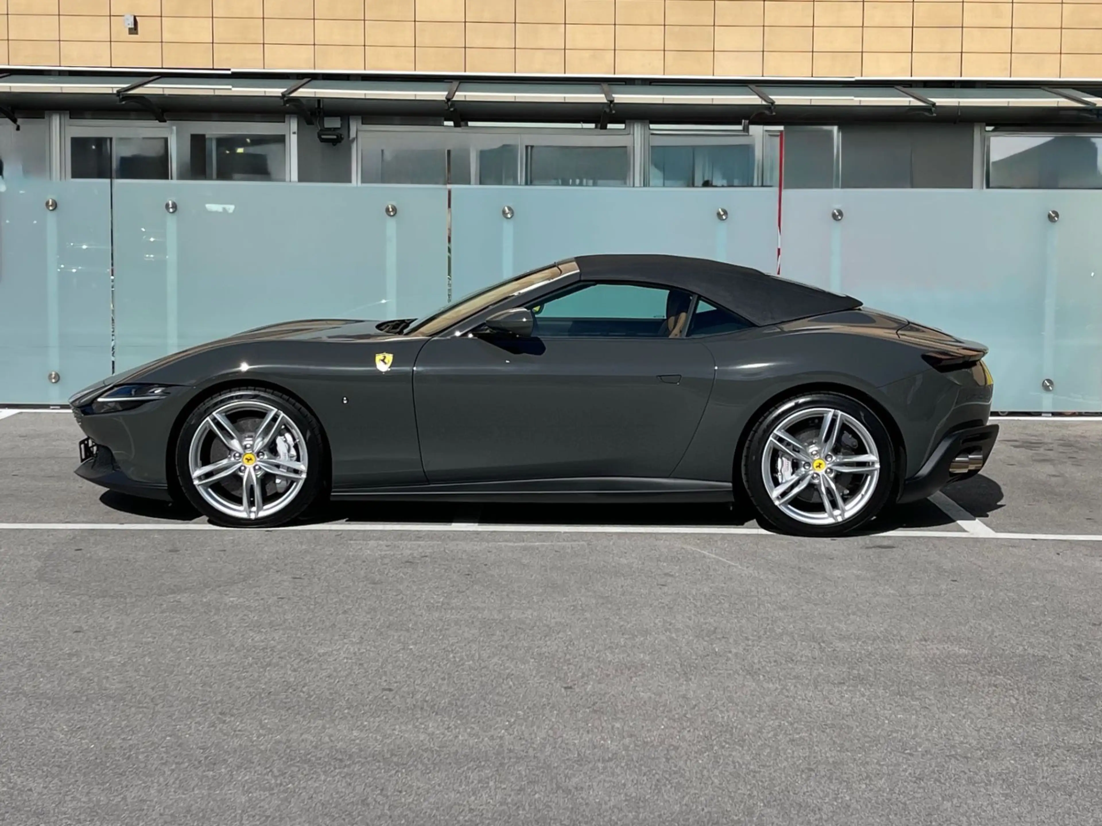 Ferrari Roma Spider*Grigio Scuro*Daytona Sitzdesign*2025 — photo 4