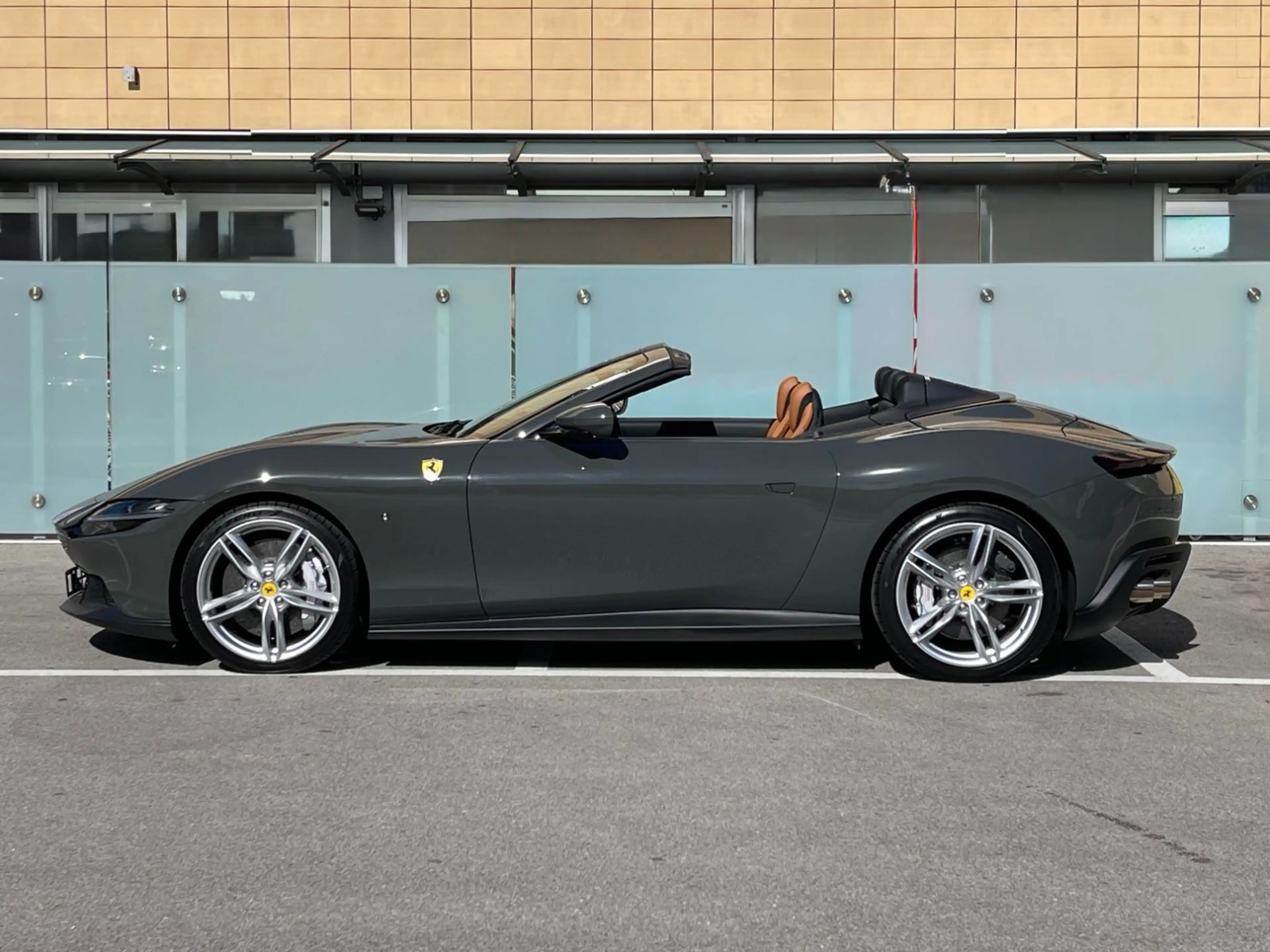 Ferrari Roma Spider*Grigio Scuro*Daytona Sitzdesign*2025 — photo 3