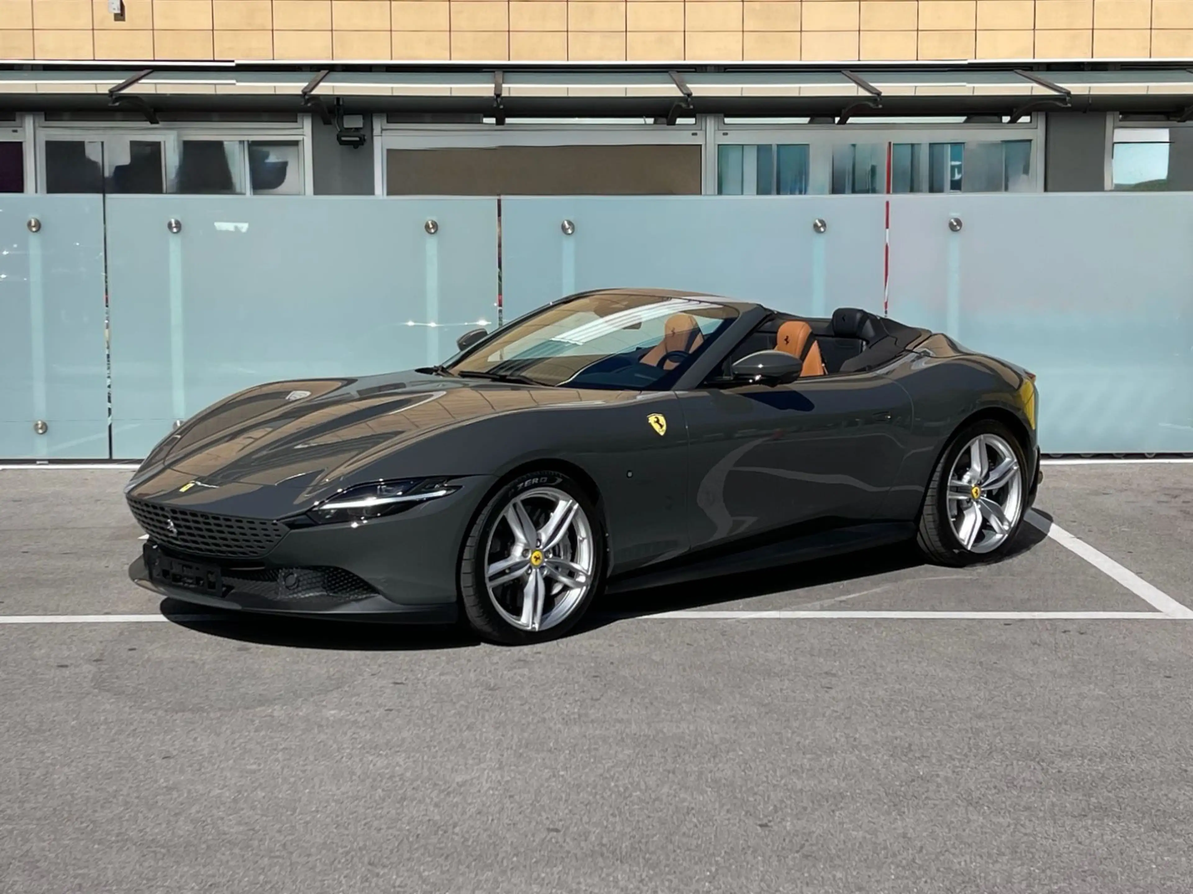 Ferrari Roma Spider*Grigio Scuro*Daytona Sitzdesign*2025