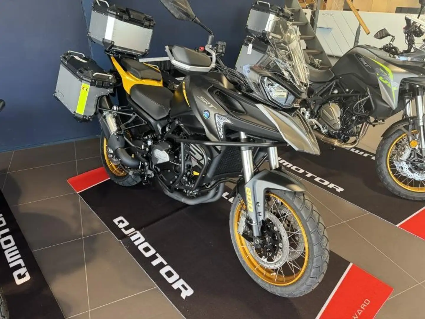 QJ Motor SRT 800 SX TOURING Czarny - 1