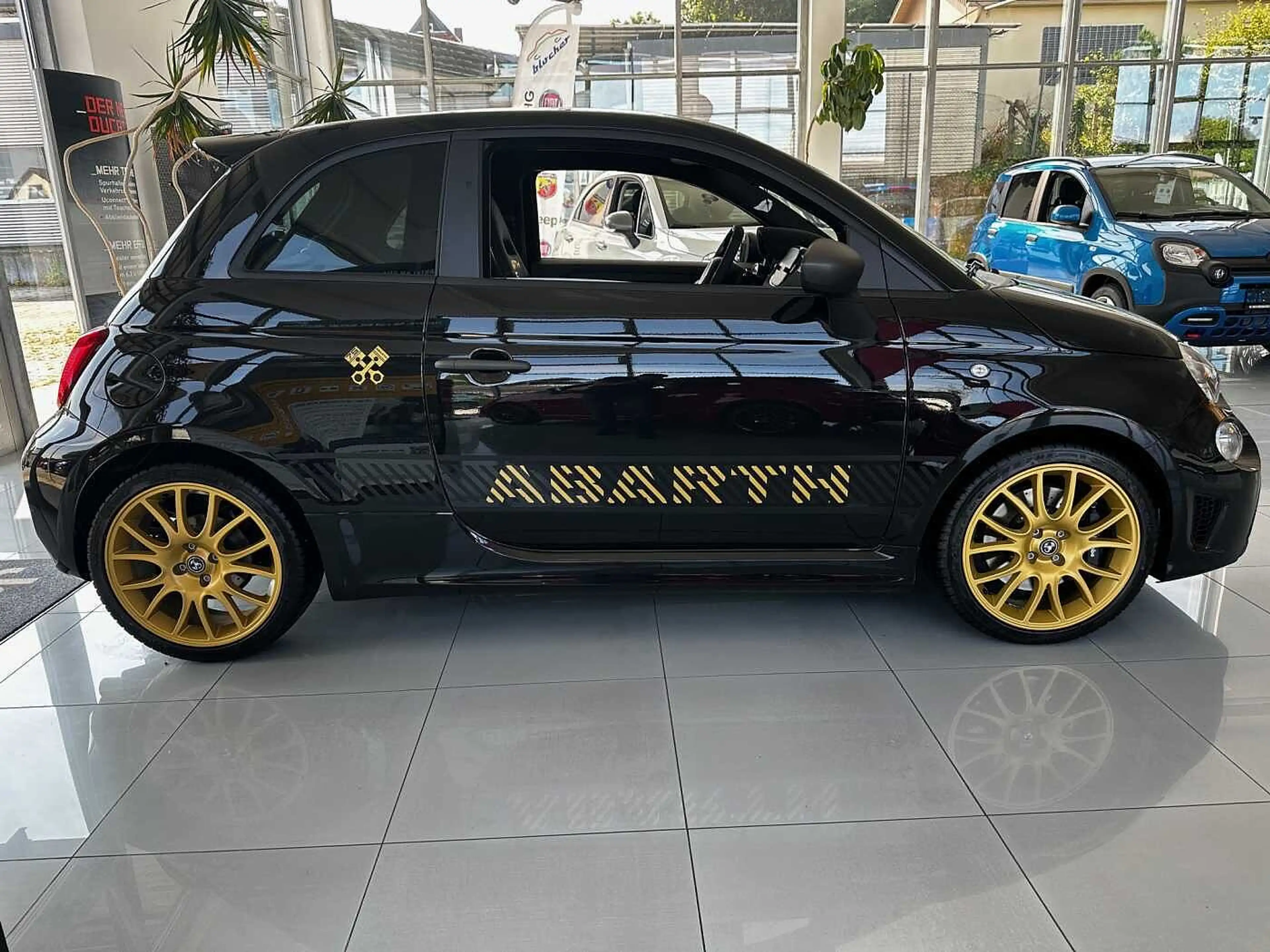 Abarth 695 75 Anniversario 180 PS Schaltgetriebe — photo 4