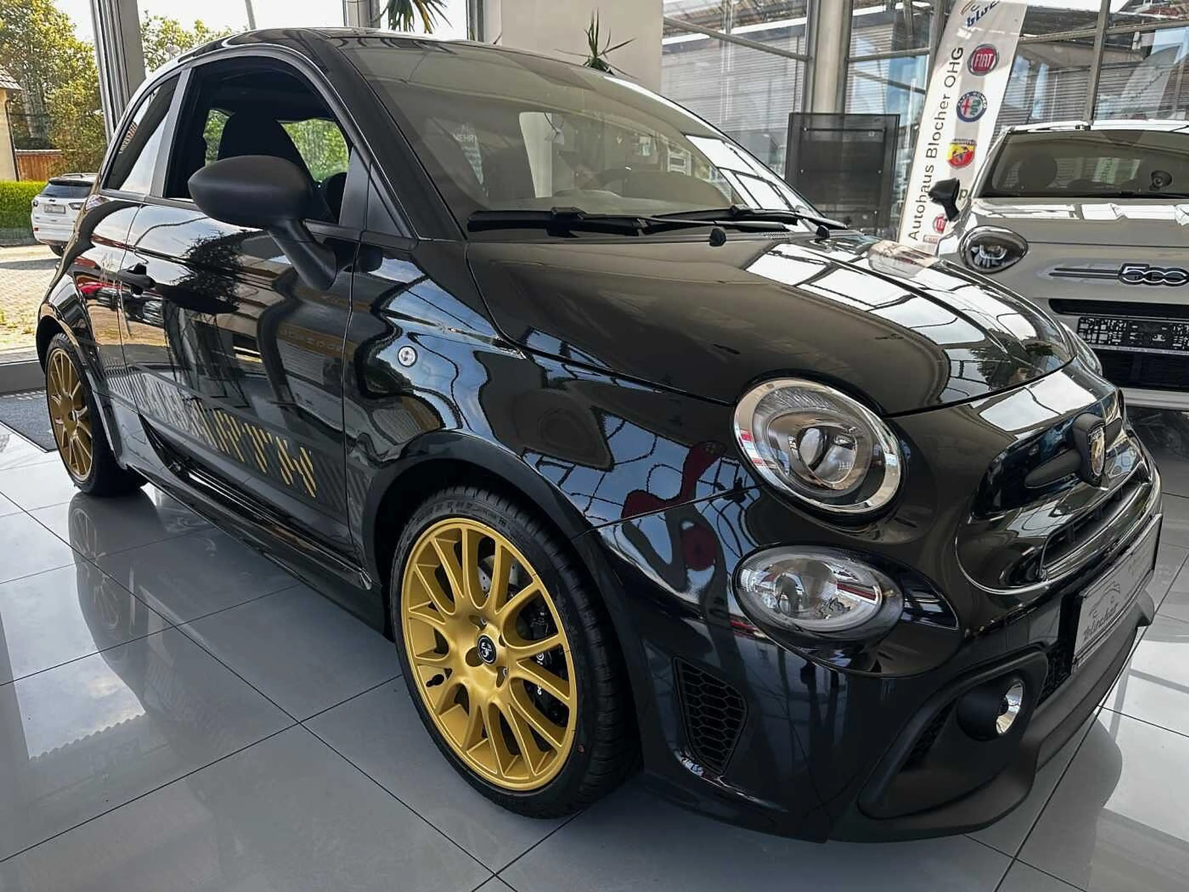 Abarth 695 75 Anniversario 180 PS Schaltgetriebe — photo 3