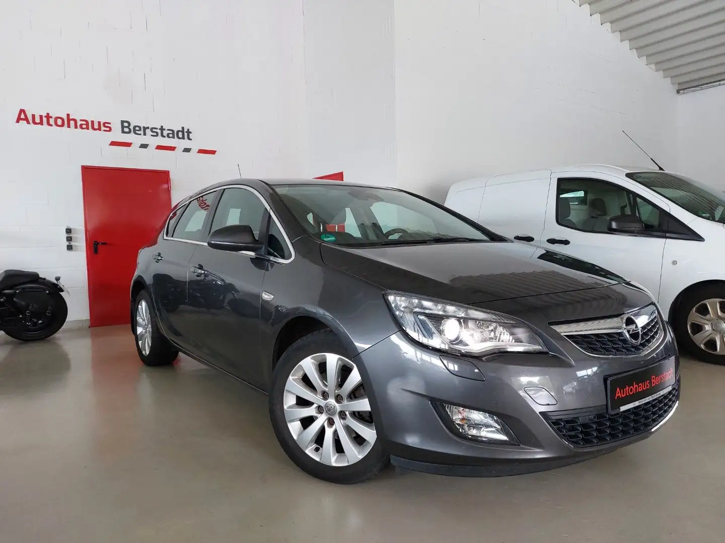 Opel Astra J Lim. 110PS*Bi-Xenon*Leder*17Zoll*PDC Grau - 1