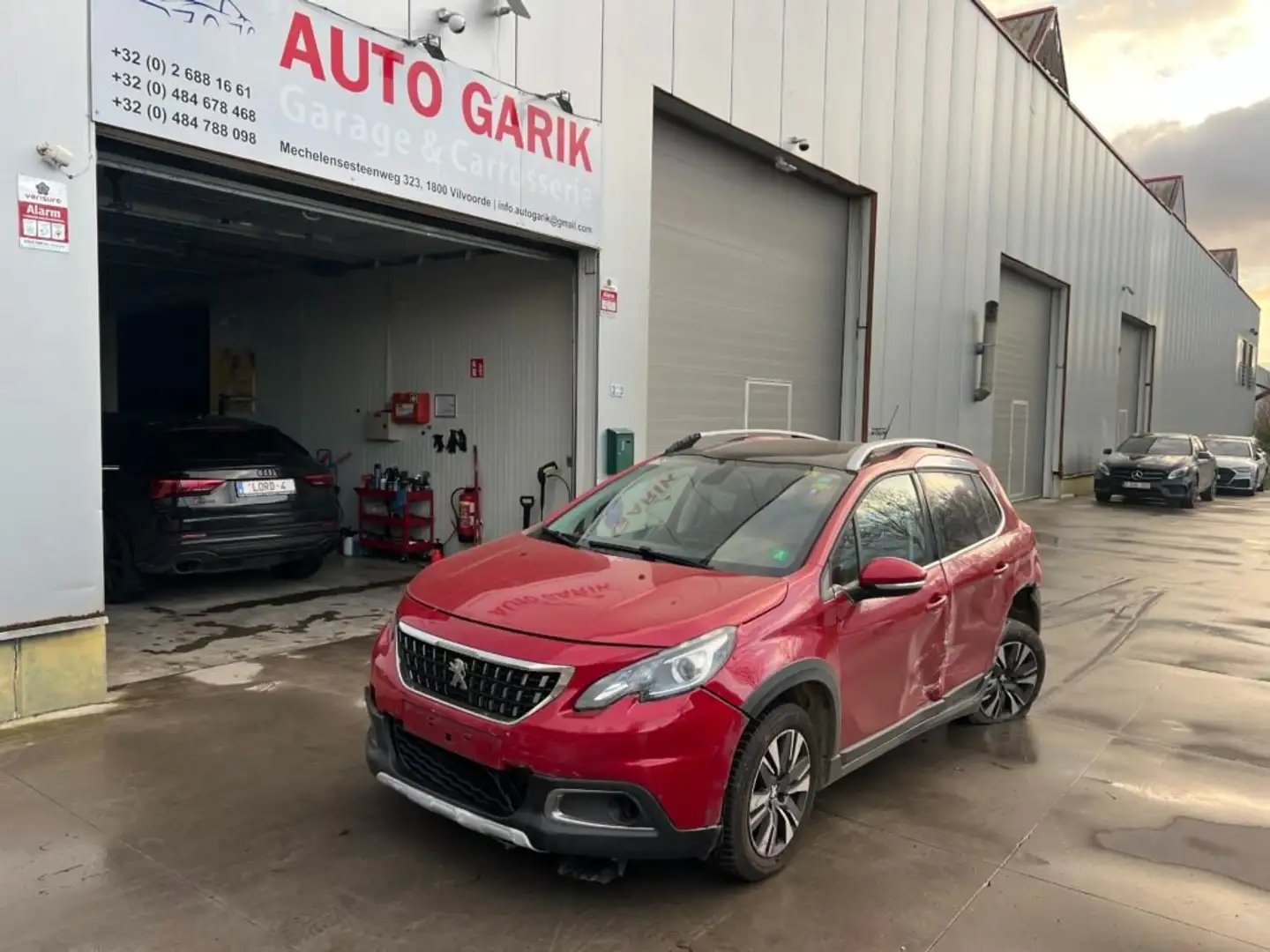 Peugeot 2008 1.2 PureTech Allure S Rouge - 1