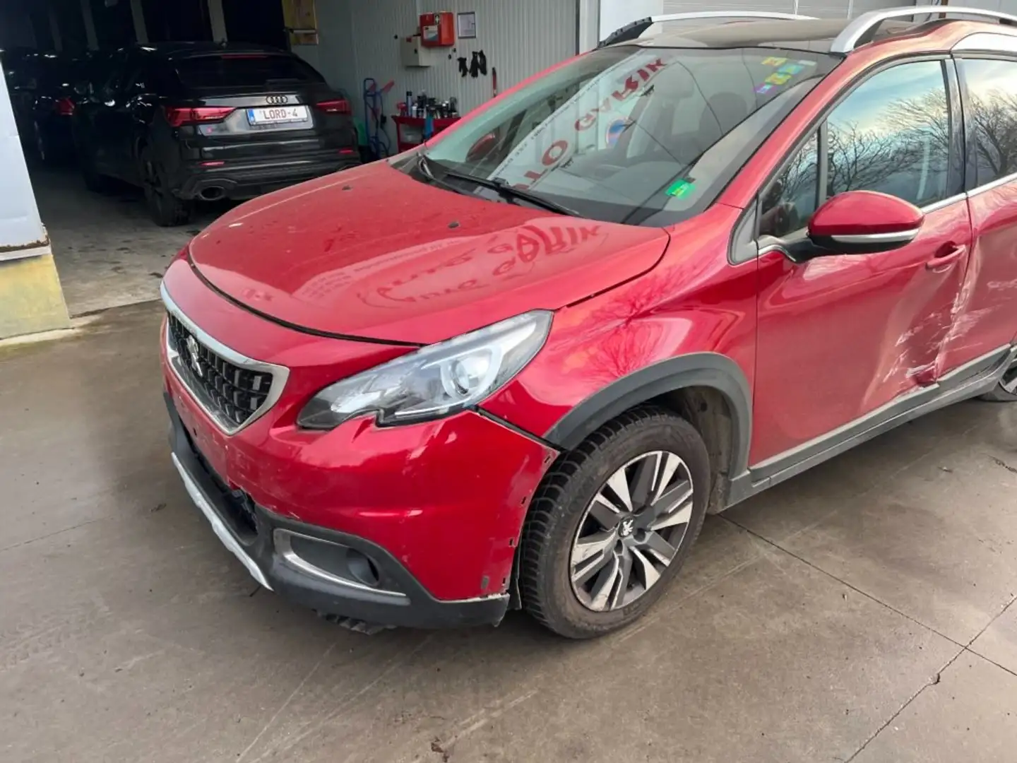 Peugeot 2008 1.2 PureTech Allure S Rouge - 2