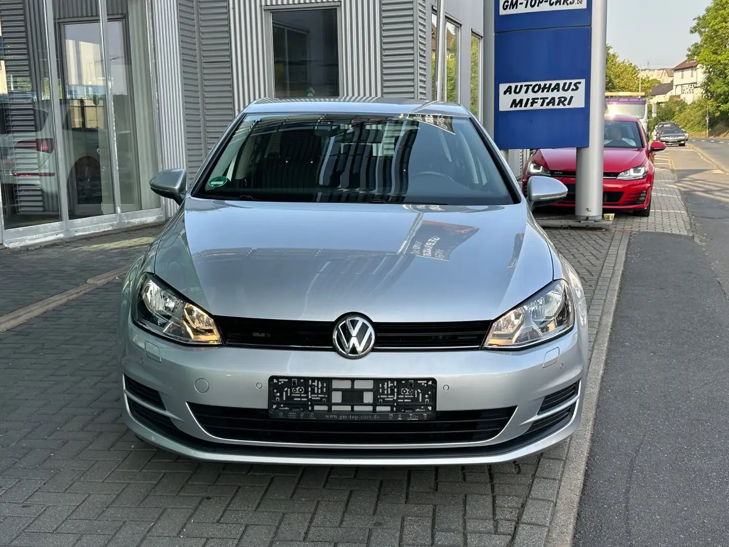 Volkswagen Golf VII Lim. Trendline BMT SHZ KlimaAut. Isofix Silber - 2