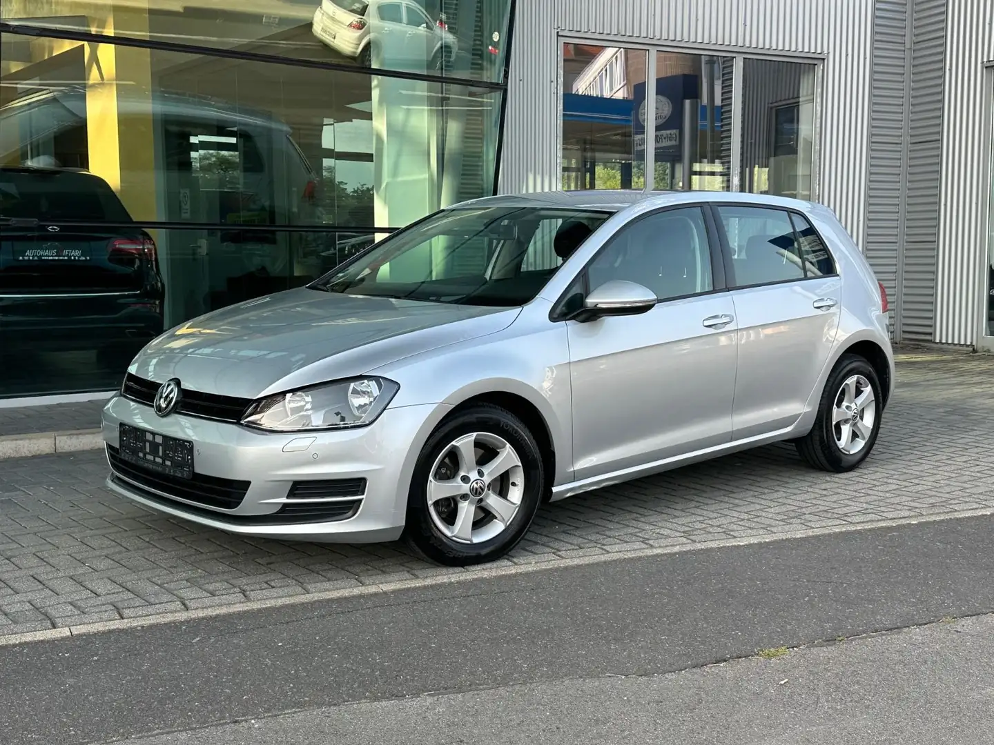 Volkswagen Golf VII Lim. Trendline BMT SHZ KlimaAut. Isofix Silber - 1