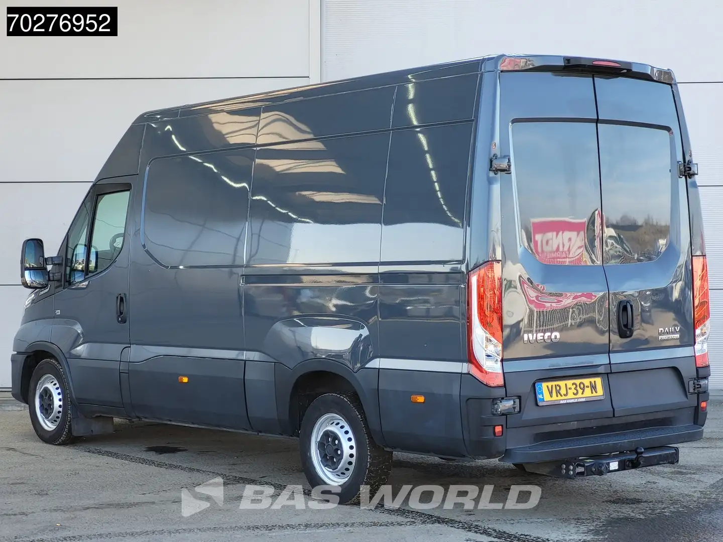 Iveco Daily 35S16 Automaat L2H2 3,5t Trekhaak LED ACC Airco Cr Grijs - 2