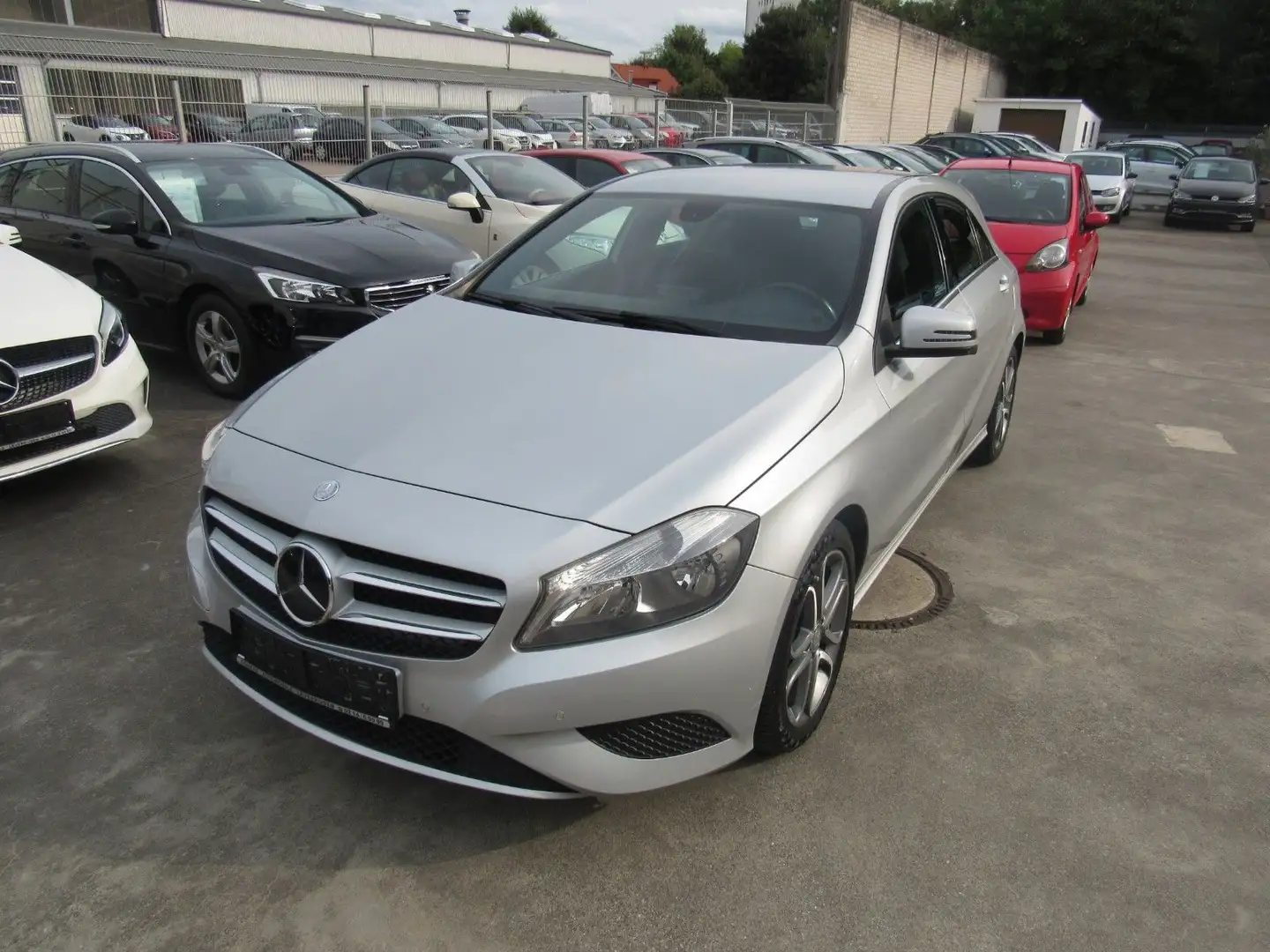 Mercedes-Benz A 180 A,AUTOMATIK,KLIMA,NAVI. Argent - 1