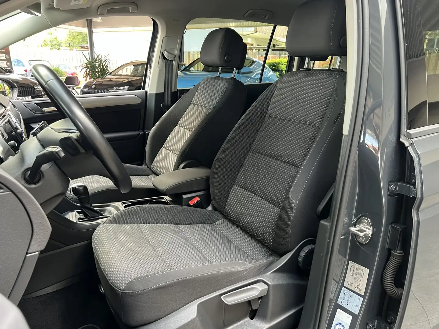 Volkswagen Touran 2.0TDI Comfortline DSG App Connect SHZ Grijs - 2