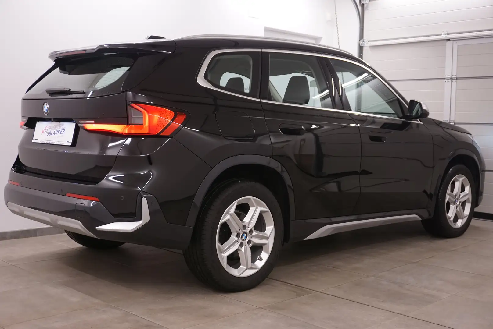 BMW X1 sDrive 18 d // xLine // Anhängervorrichtung // Schwarz - 2